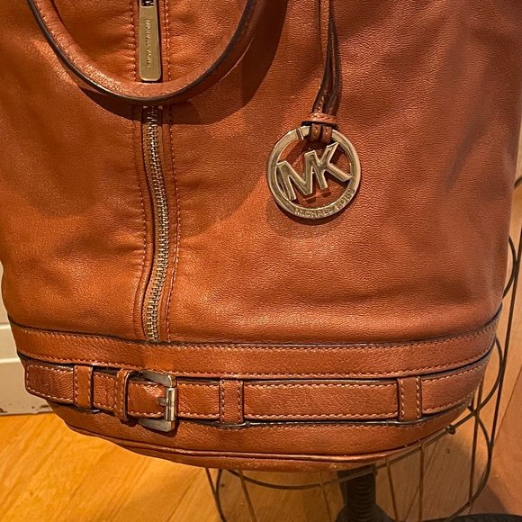 SOLD♥ Authentic Michael Kors Camel Bucketbag - Picture 4 of 12